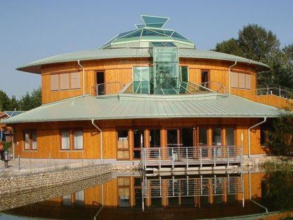 Das Nationalparkhaus bietet sich bei Ausflügen in die Lobau als Ausgangspunkt an. Das Nationalparkhaus bietet sich bei Ausflügen in die Lobau als Ausgangspunkt an.