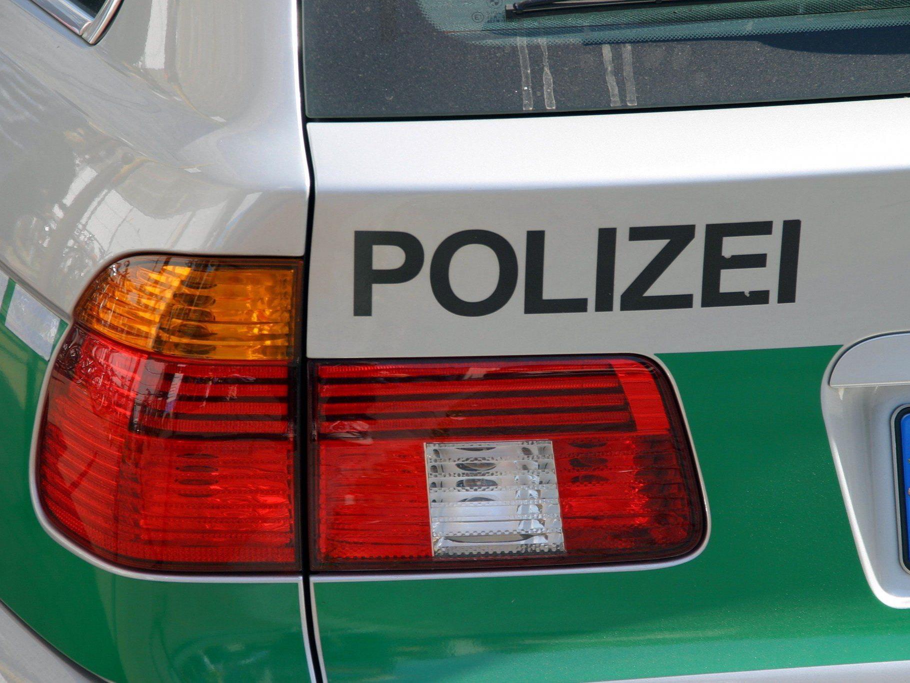 Die Polizei in Berchtesgaden sucht einen Exhibitionisten, der am Dienstag eine Frau belästigt hat.