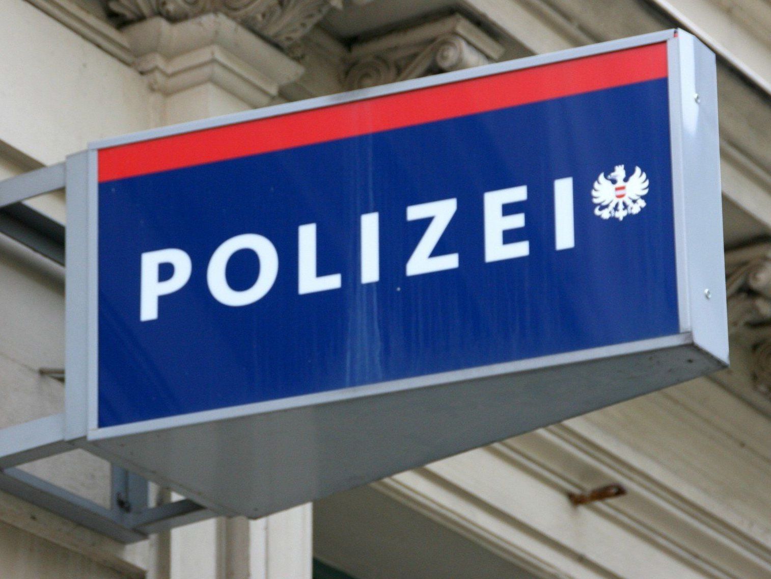 Zwei Frauen, die sich versuchten gegenseitig zu beissen, attackierten auch die alarmierten Polizeibeamten.