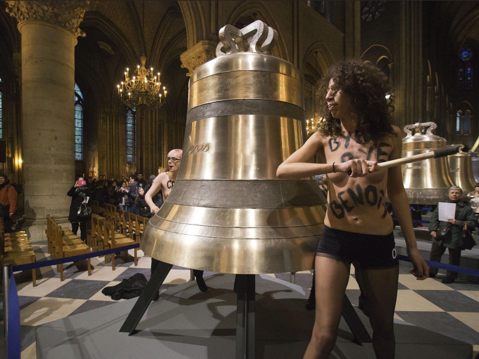 ie Femen-Aktivistinnen brachten auch die in der Kathedrale derzeit ausgestellten neuen Glocken für Notre-Dame mit Holzstücken zum Klingen.