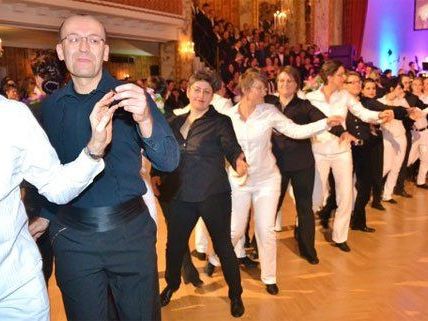 Der Regenbogenball bat im Parkhotel Schönbrunn zum Tanz. Der Regenbogenball bat im Parkhotel Schönbrunn zum Tanz.