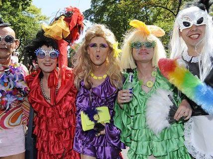 Auf der Regenbogenparade in Wien setzen sich Schwule, Lesben und Transgender-Personen für ihre Rechte ein.