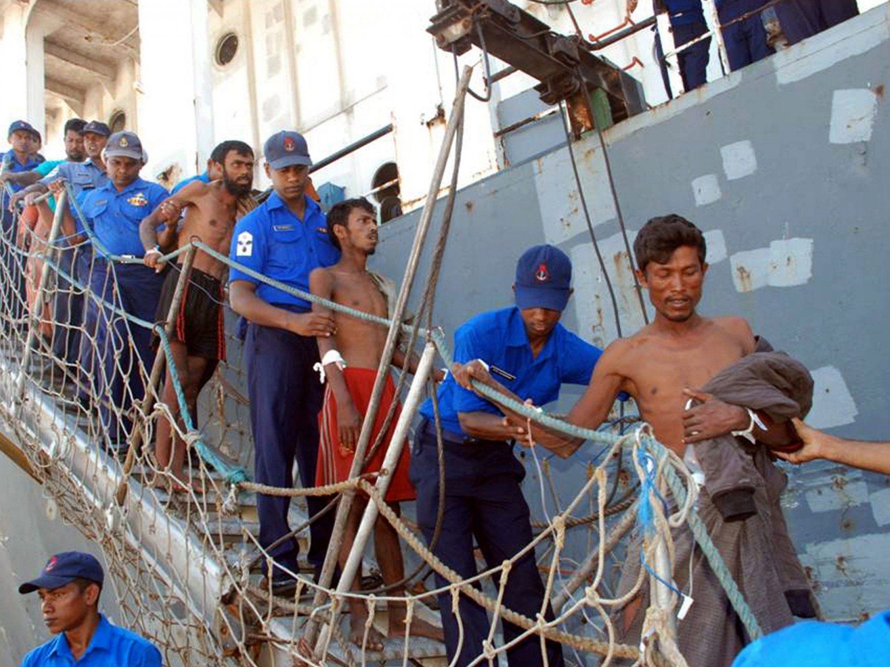 32 Männer aus Birma wurden am Sonntag nach zwei Monaten auf See gerettet. 32 Männer aus Birma wurden am Sonntag nach zwei Monaten auf See gerettet.