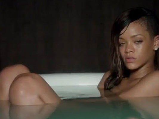Ungeschminkt und hilflos: Rihanna im neuen Musikvideo "Stay"