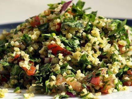 Taboulé, ein Salat der libaneischen Küche, gehört zu den bekanntesten Vorspeisen.