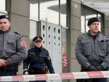 Der Wachmann der Bank Austria-Filiale schwebte am Abend noch in Lebensgefahr. Der Wachmann der Bank Austria-Filiale schwebte am Abend noch in Lebensgefahr.