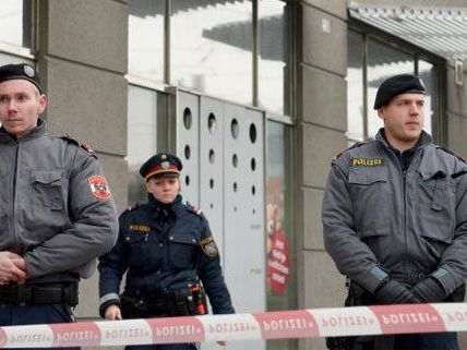 Der Wachmann der Bank Austria-Filiale schwebte am Abend noch in Lebensgefahr.