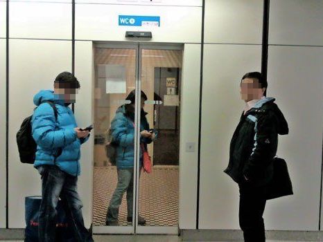 Eine Touristin war am Mittwochabend in der Toilette einer U-Bahn-Station gefangen. Eine Touristin war am Mittwochabend in der Toilette einer U-Bahn-Station gefangen.