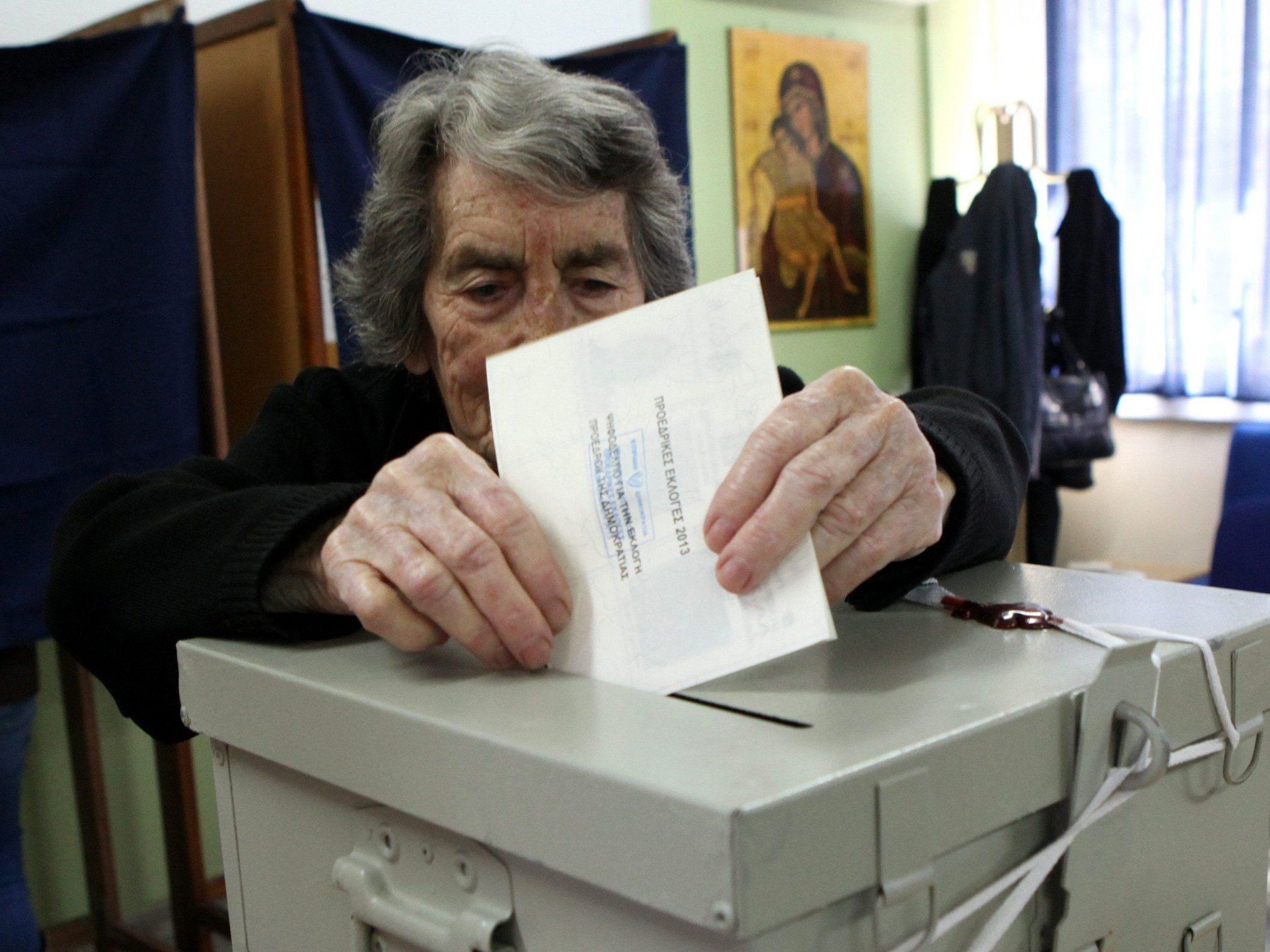 Die rechtskonservativen haben laut Exit Polls klar die erste Runde der Präsidentwahl auf Zypern gewonnen. Die rechtskonservativen haben laut Exit Polls klar die erste Runde der Präsidentwahl auf Zypern gewonnen.