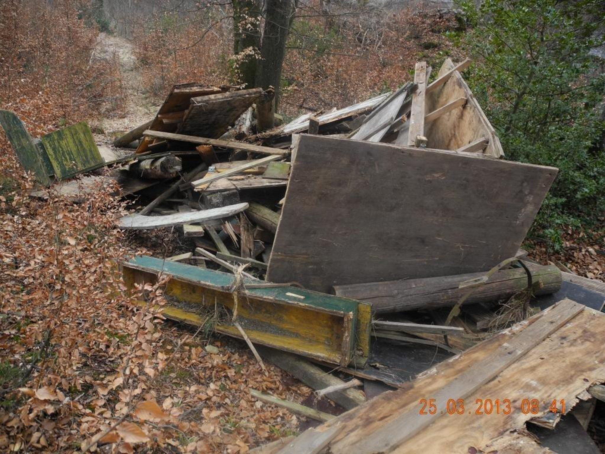 Illegale Müllablagerung im Klauser Gemeindegebiet Nesslaloch. Illegale Müllablagerung im Klauser Gemeindegebiet Nesslaloch.