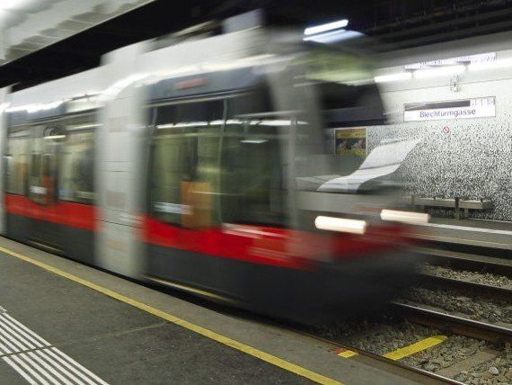 Fahrlehrer lernen das Lenken Wiens Straßenbahnen. Fahrlehrer lernen das Lenken Wiens Straßenbahnen.