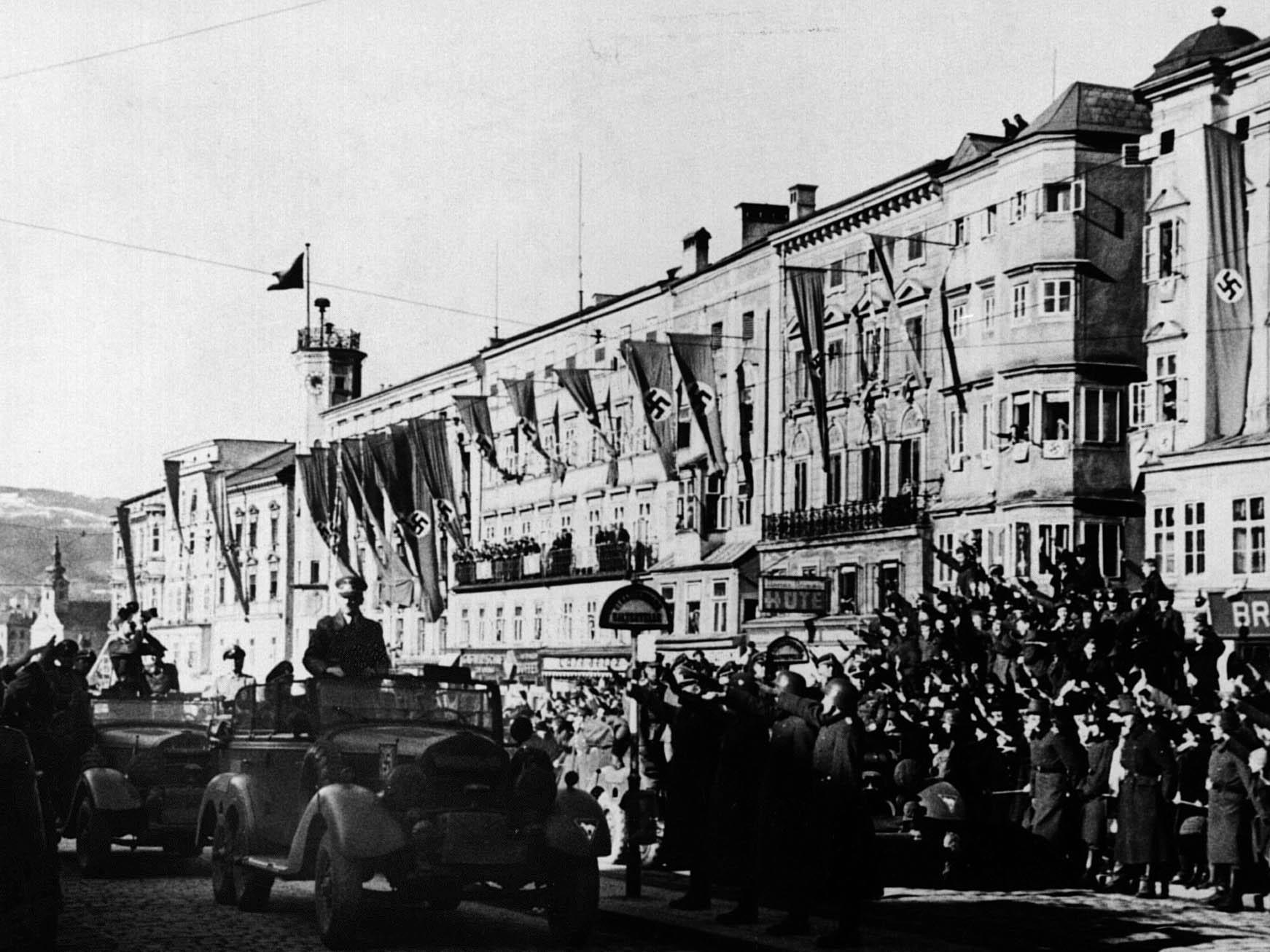 Hitler bei einem seiner mehrmaligen Besuche in Linz.