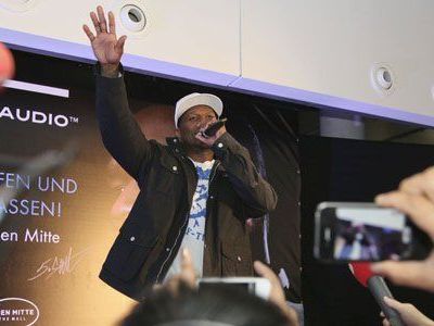 4.000 Fans kamen am Mittwoch ins EInkaufszentrum "The Mall", um 50 Cent zu sehen. 4.000 Fans kamen am Mittwoch ins EInkaufszentrum "The Mall", um 50 Cent zu sehen.