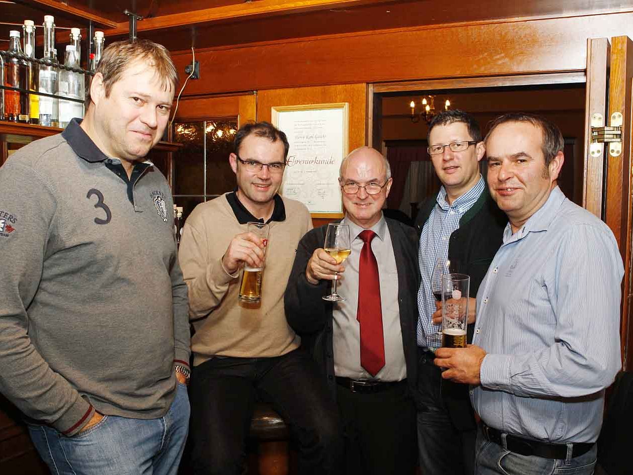 Die Gratulanten Martin Haueis und Martin Wagner mit Karle Galehr, Markus Tschann und Erich Kaufmann (v. l.). Die Gratulanten Martin Haueis und Martin Wagner mit Karle Galehr, Markus Tschann und Erich Kaufmann (v. l.).