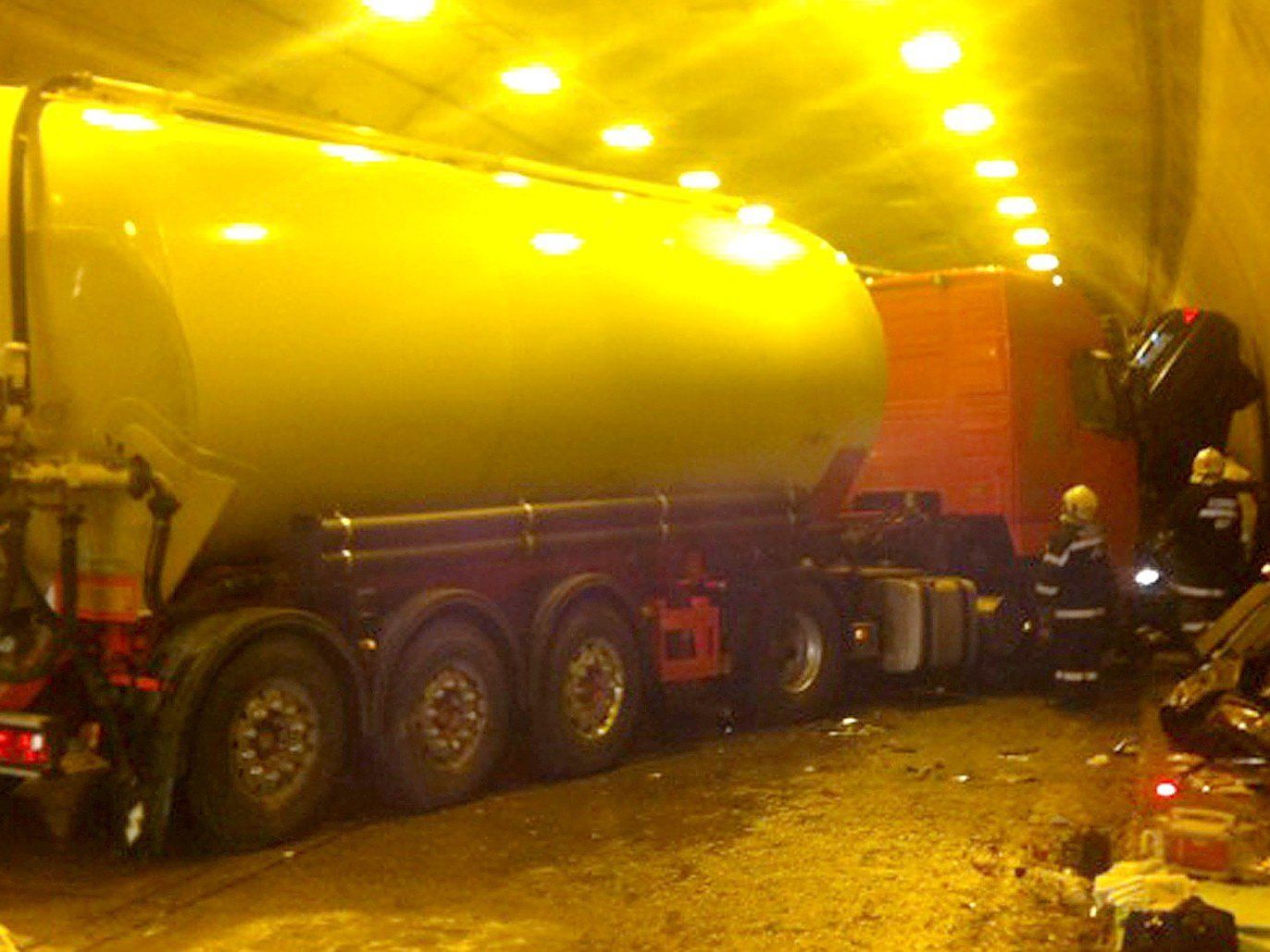 24 Personen wurden bei Unfällen auf der A2 im Herzogbergtunnel verletzt. 24 Personen wurden bei Unfällen auf der A2 im Herzogbergtunnel verletzt.