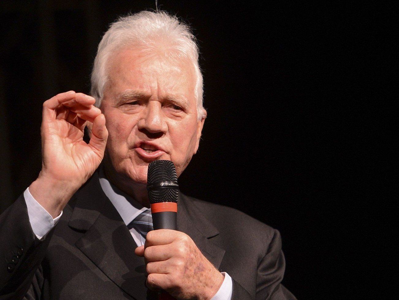 Frank Stronachs Spitzenkandidat bei der Landtagswahl in Tirol ist ein Tischlereibesitzer. Frank Stronachs Spitzenkandidat bei der Landtagswahl in Tirol ist ein Tischlereibesitzer.