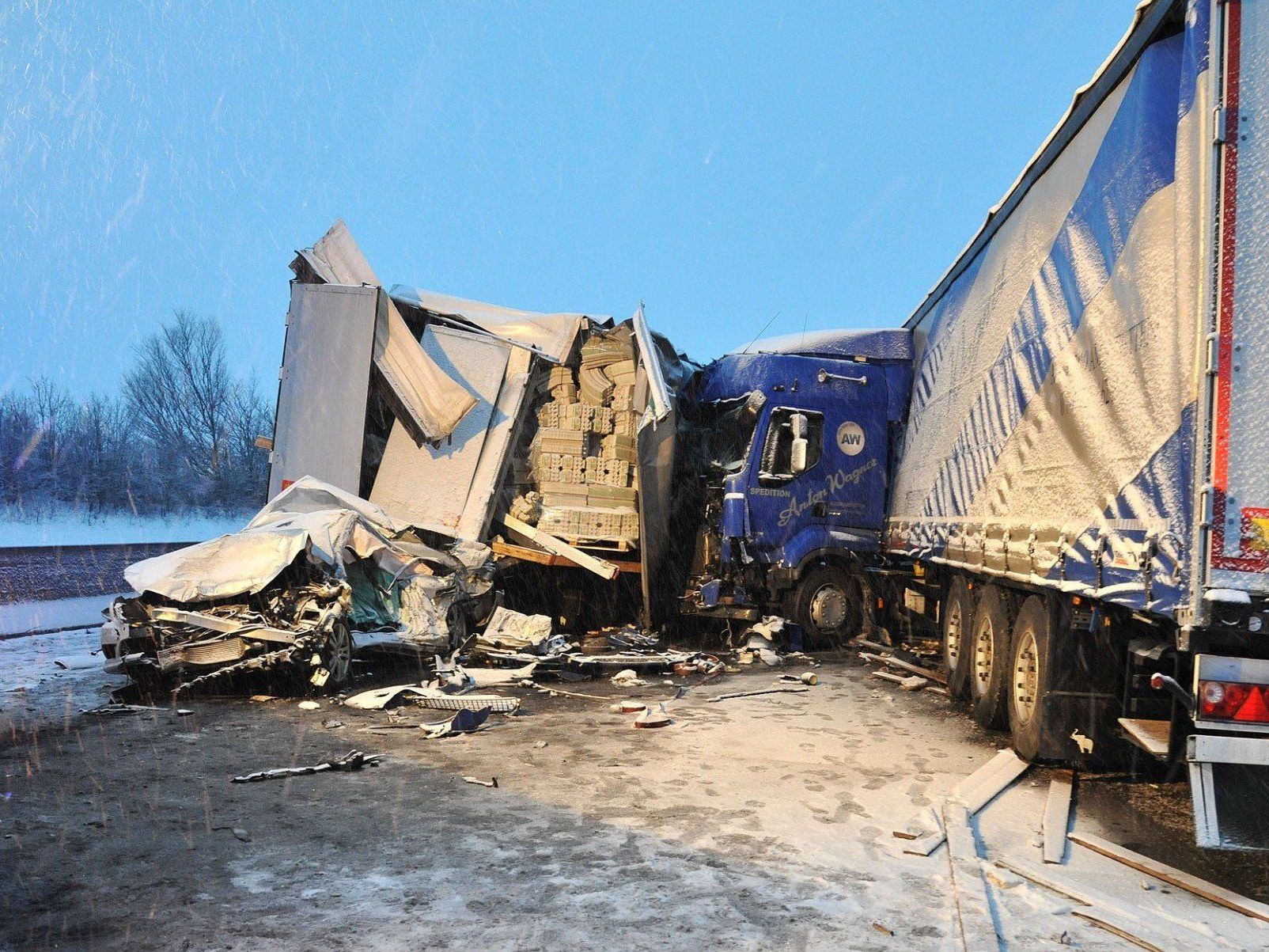 Massenkarambolage auf der A1 bei St. Pölten: Ein Todesopfer.