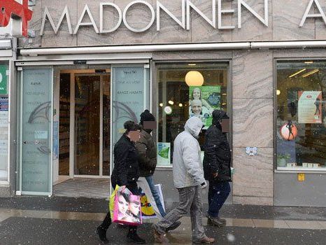 Vor dieser Apotheke erlitt eine Frau einen Bauchstich Vor dieser Apotheke erlitt eine Frau einen Bauchstich