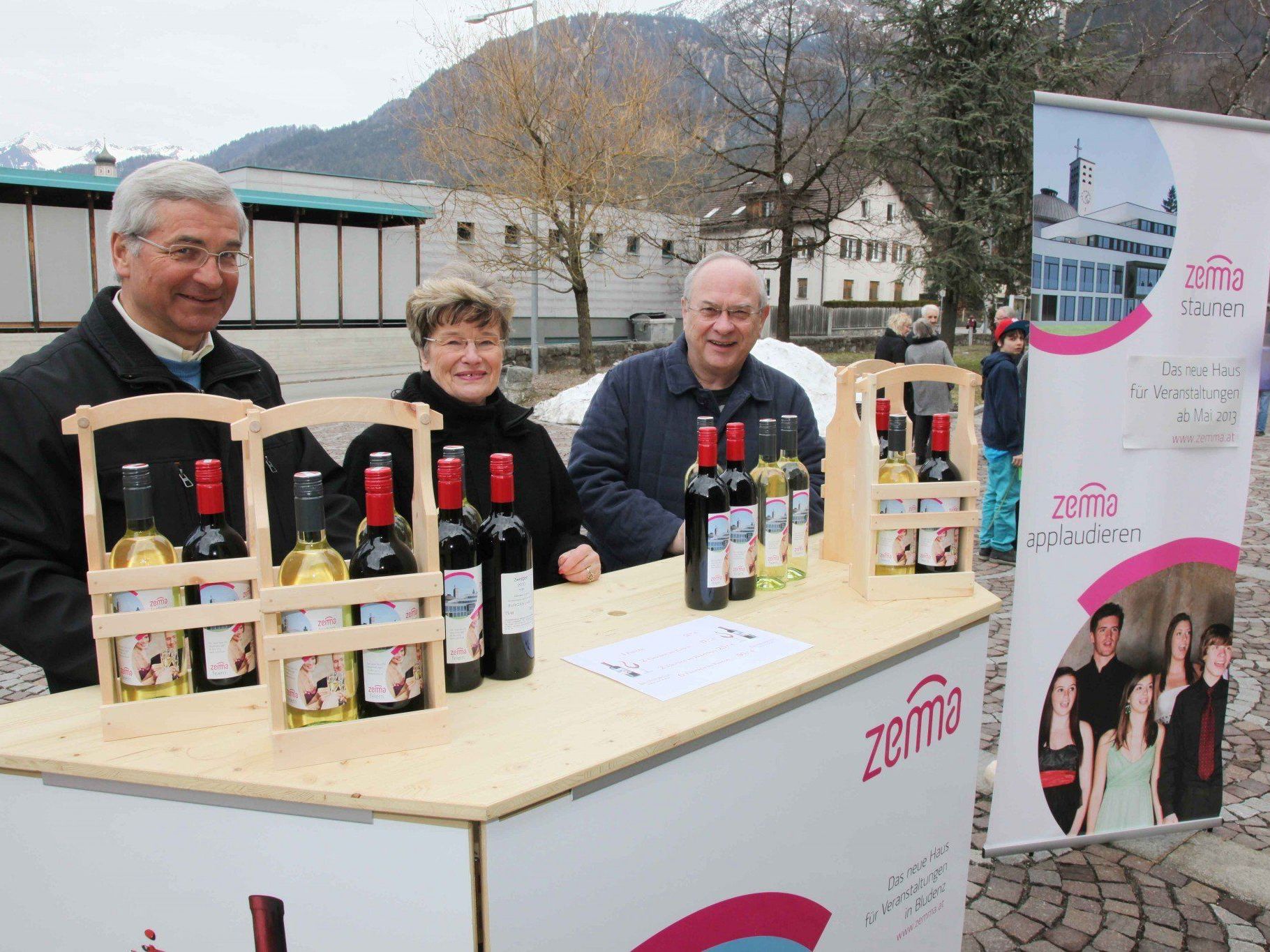 Pfarrgemeinderats-Chef Christoph Rinderer (r.) und sein Team beim Verkauf des „zemma“-Weins. Pfarrgemeinderats-Chef Christoph Rinderer (r.) und sein Team beim Verkauf des „zemma“-Weins.