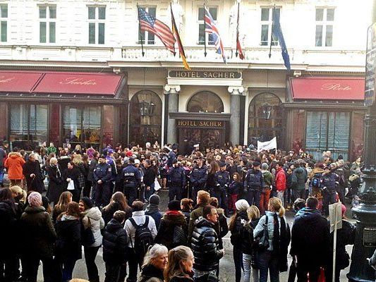 Vor dem Hotel Sacher hoffen Fans, einen Blick auf Justin Bieber zu erhaschen Vor dem Hotel Sacher hoffen Fans, einen Blick auf Justin Bieber zu erhaschen