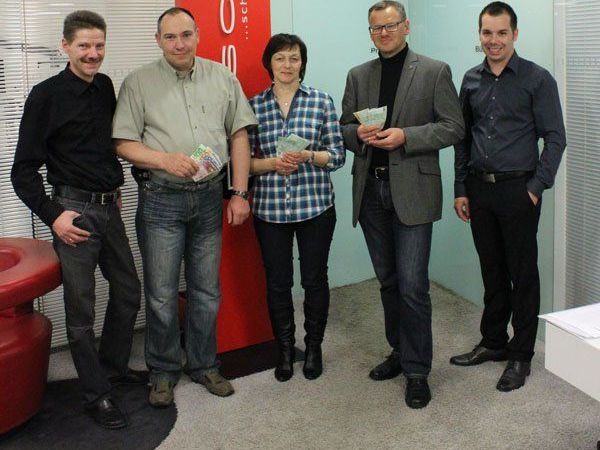 Bargeld für die Bitsche Kunden. Die drei Gewinner des Monats Februar: Thomas Kessler , Anita Huchler , Mag.Günther Wehinger im Bild mit Augenoptikermeister und Hörakustiker Markus Walter und Geschäftsführer Simon Bitsche. Bargeld für die Bitsche Kunden. Die drei Gewinner des Monats Februar: Thomas Kessler , Anita Huchler , Mag.Günther Wehinger im Bild mit Augenoptikermeister und Hörakustiker Markus Walter und Geschäftsführer Simon Bitsche.