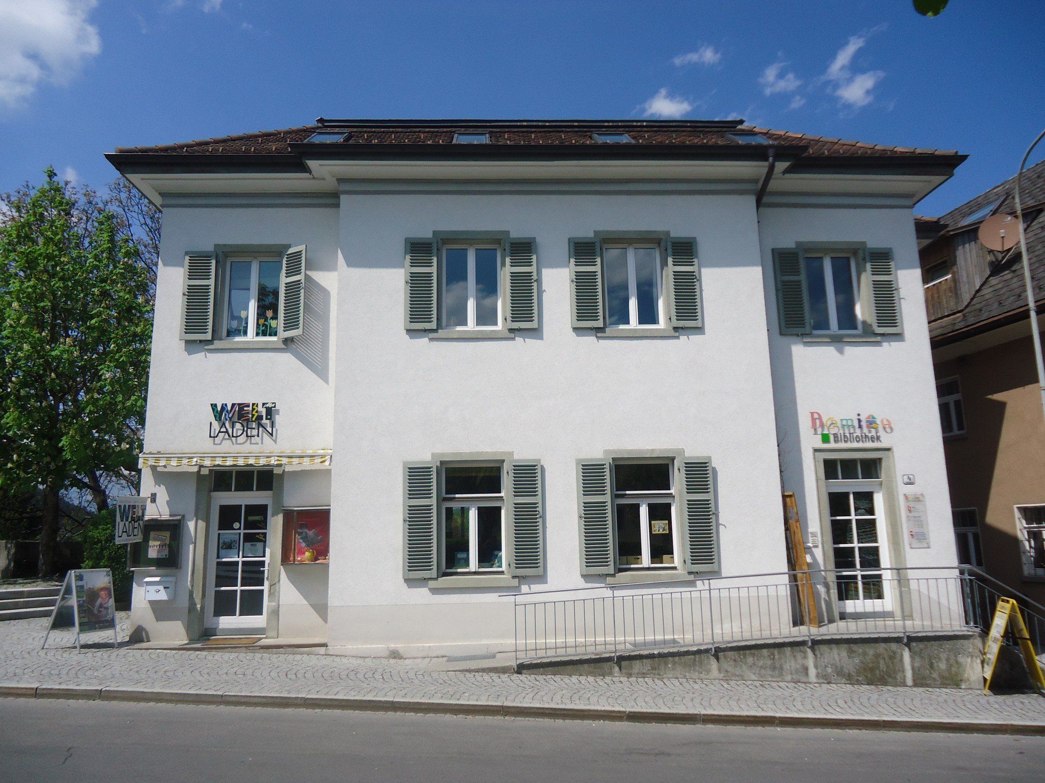 Domino  s'Hus am Kirchplatz mit Bibliothek Frastanz und Weltladen Frastanz Domino  s'Hus am Kirchplatz mit Bibliothek Frastanz und Weltladen Frastanz