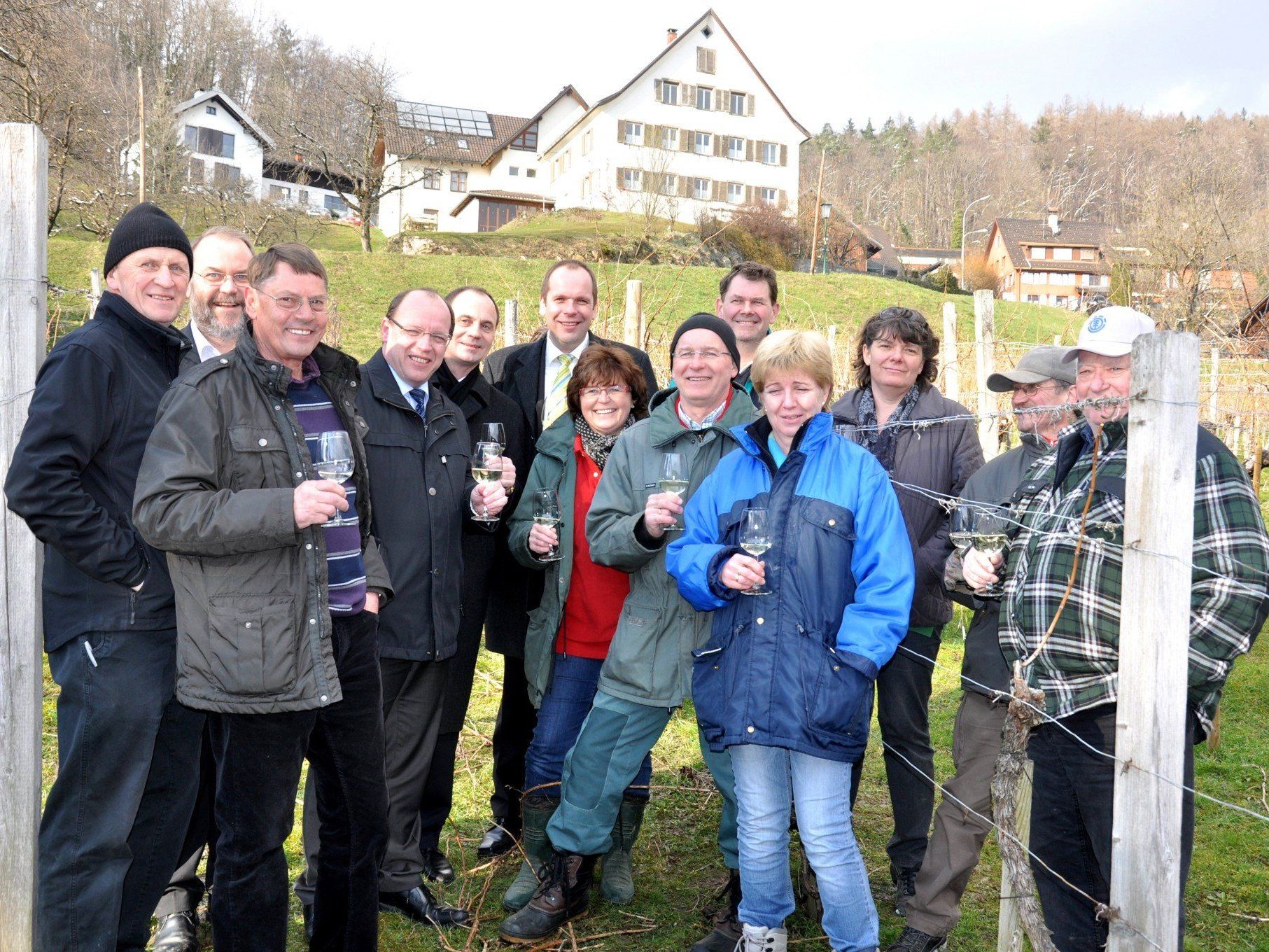 Nach getaner Arbeit wurde mit einem feinen Gläschen Pfarrers Bühel angestoßen. Nach getaner Arbeit wurde mit einem feinen Gläschen Pfarrers Bühel angestoßen.