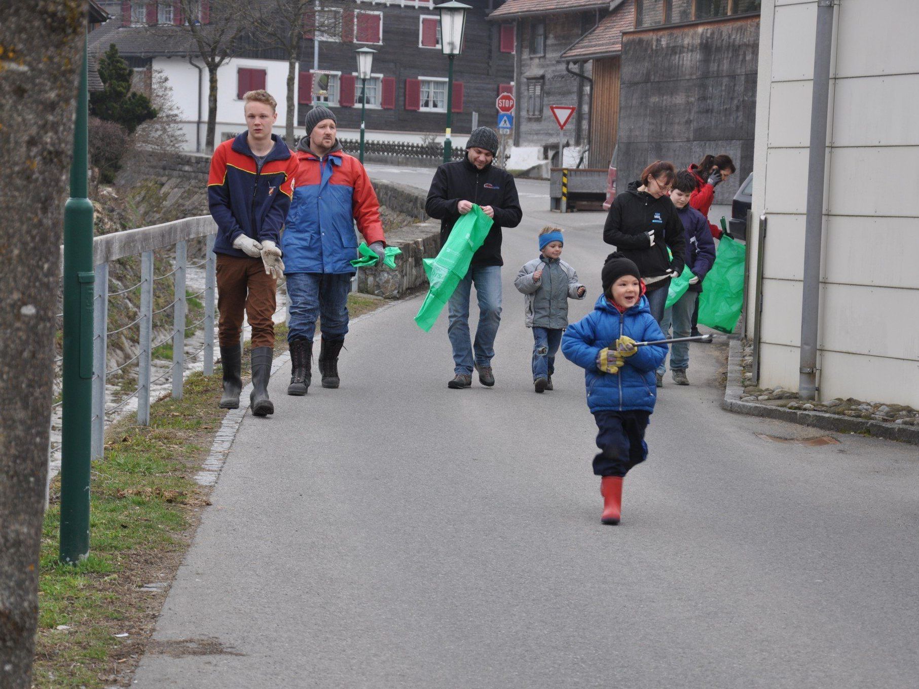 Viele Klauser beteiligten sich auch heuer wieder bei der traditionellen Flurreinigung. Viele Klauser beteiligten sich auch heuer wieder bei der traditionellen Flurreinigung.