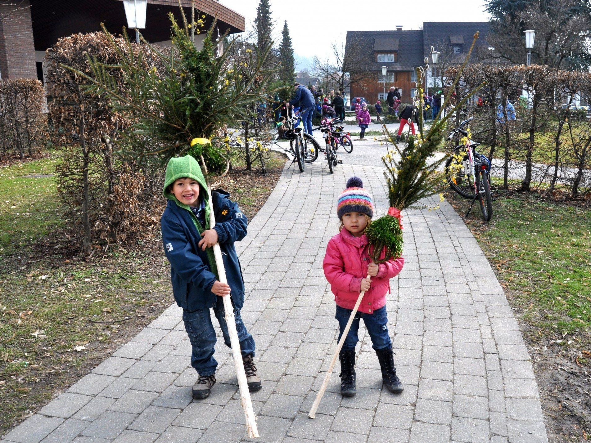 Groß und klein beteiligte sich am Palmbuschbinden in Klaus. Groß und klein beteiligte sich am Palmbuschbinden in Klaus.
