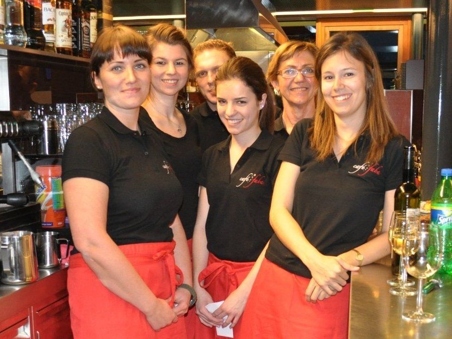 Das Cafè "Faba"-Team sorgt(e) für das leibliche Wohl der Gäste. Das Cafè "Faba"-Team sorgt(e) für das leibliche Wohl der Gäste.
