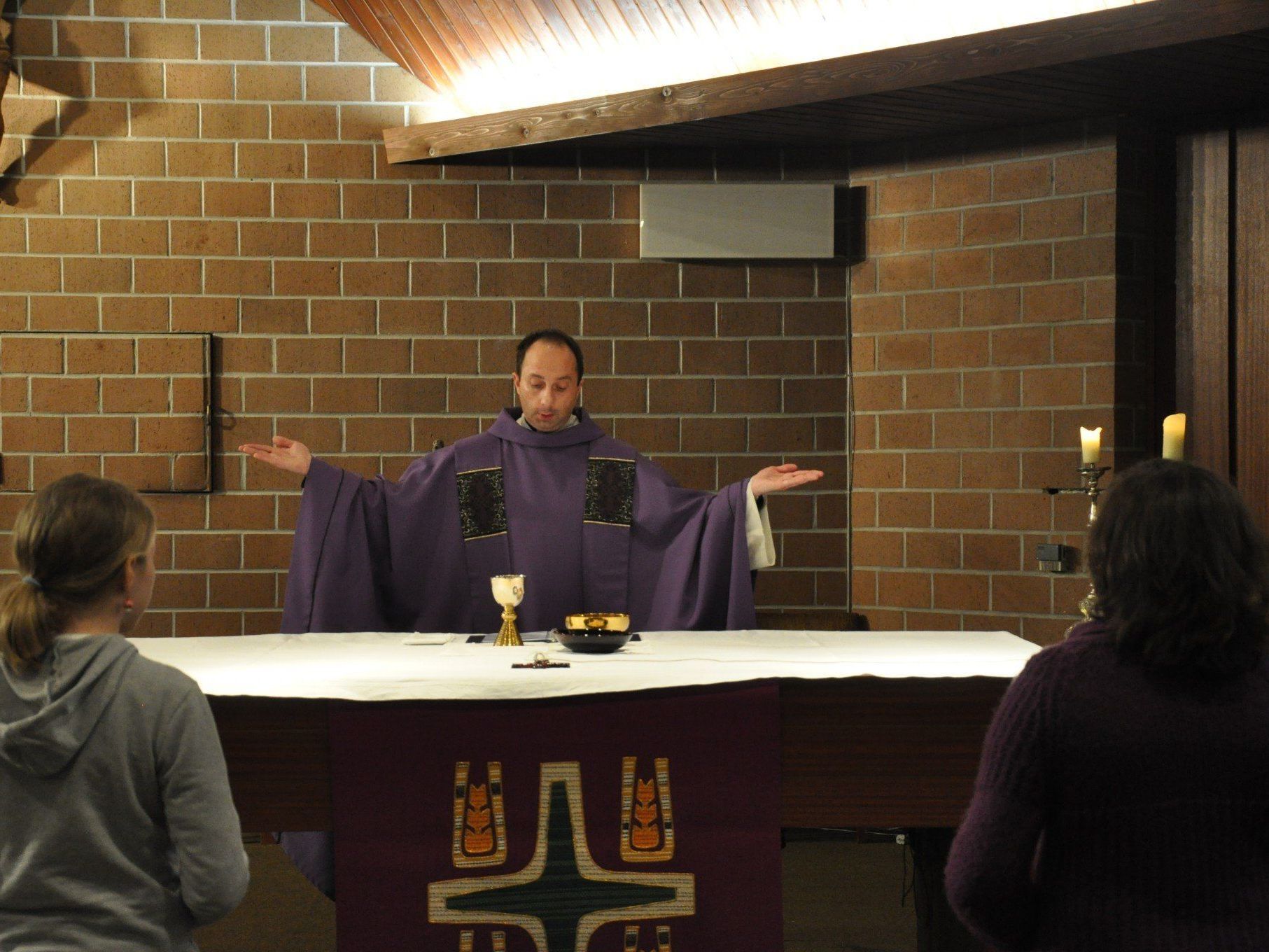 Die letzte Messfeier in der Aula der Mittelschule Klaus mit Pfarrer Pio Reinprecht. Die letzte Messfeier in der Aula der Mittelschule Klaus mit Pfarrer Pio Reinprecht.