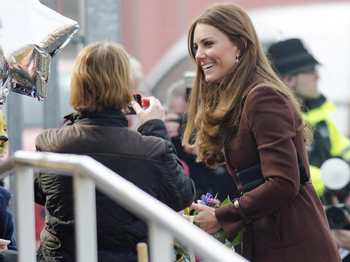 Herzogin Kate verplapperte sich bei ihren Fans. Wird es ein Mädchen?