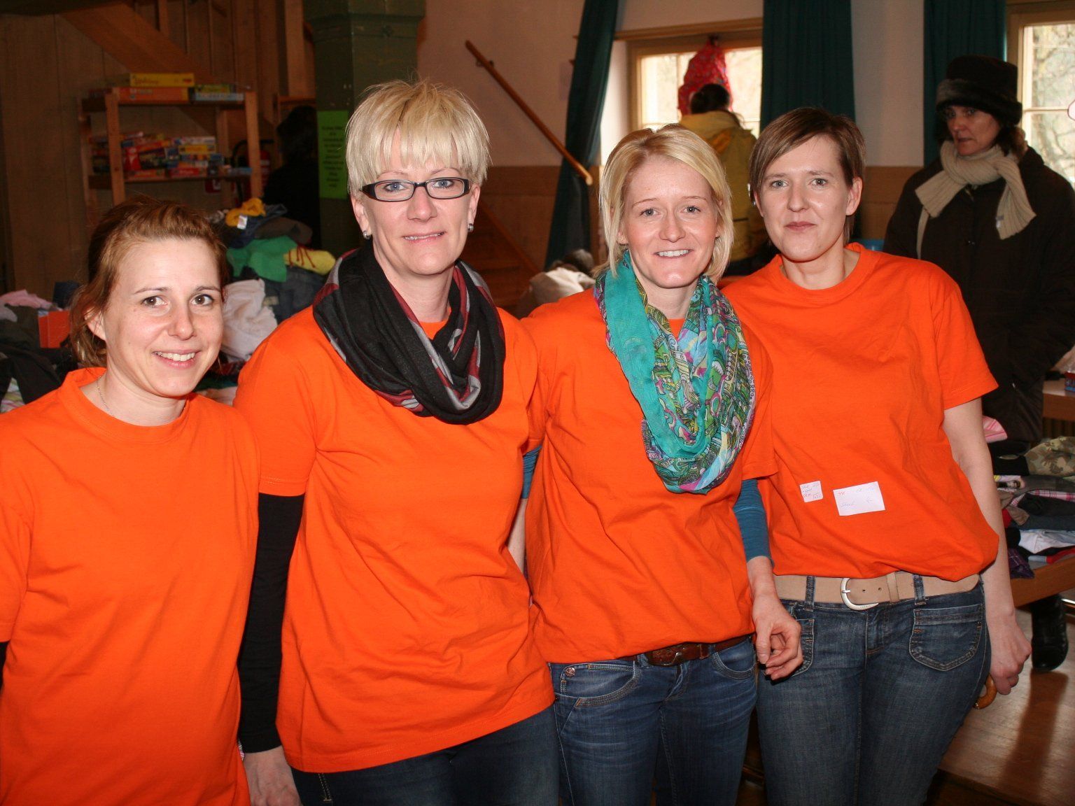 Christine, Birgit, Sabine und Cathleen vom Basarteam standen mit Rat und Tat zur Seite Christine, Birgit, Sabine und Cathleen vom Basarteam standen mit Rat und Tat zur Seite