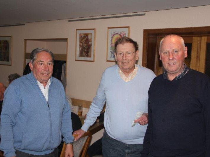 Die Organisatoren Pepi Suitner (links) und Walter Gabriel (rechts) gratulieren Hans Peter Zech (Mitte) zum 4. Preis. Die Organisatoren Pepi Suitner (links) und Walter Gabriel (rechts) gratulieren Hans Peter Zech (Mitte) zum 4. Preis.