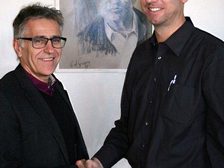 Karl Loacker, CEO von Loacker Recycling, überreicht dem Geschäftsführer der Kaplan Bonetti Sozialwerke einen Spendenscheck in der Höhe von 3.000 Euro.