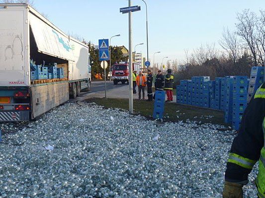Der Lkw verlor in Schwechat zahlreiche Flaschen und Getränkekisten Der Lkw verlor in Schwechat zahlreiche Flaschen und Getränkekisten