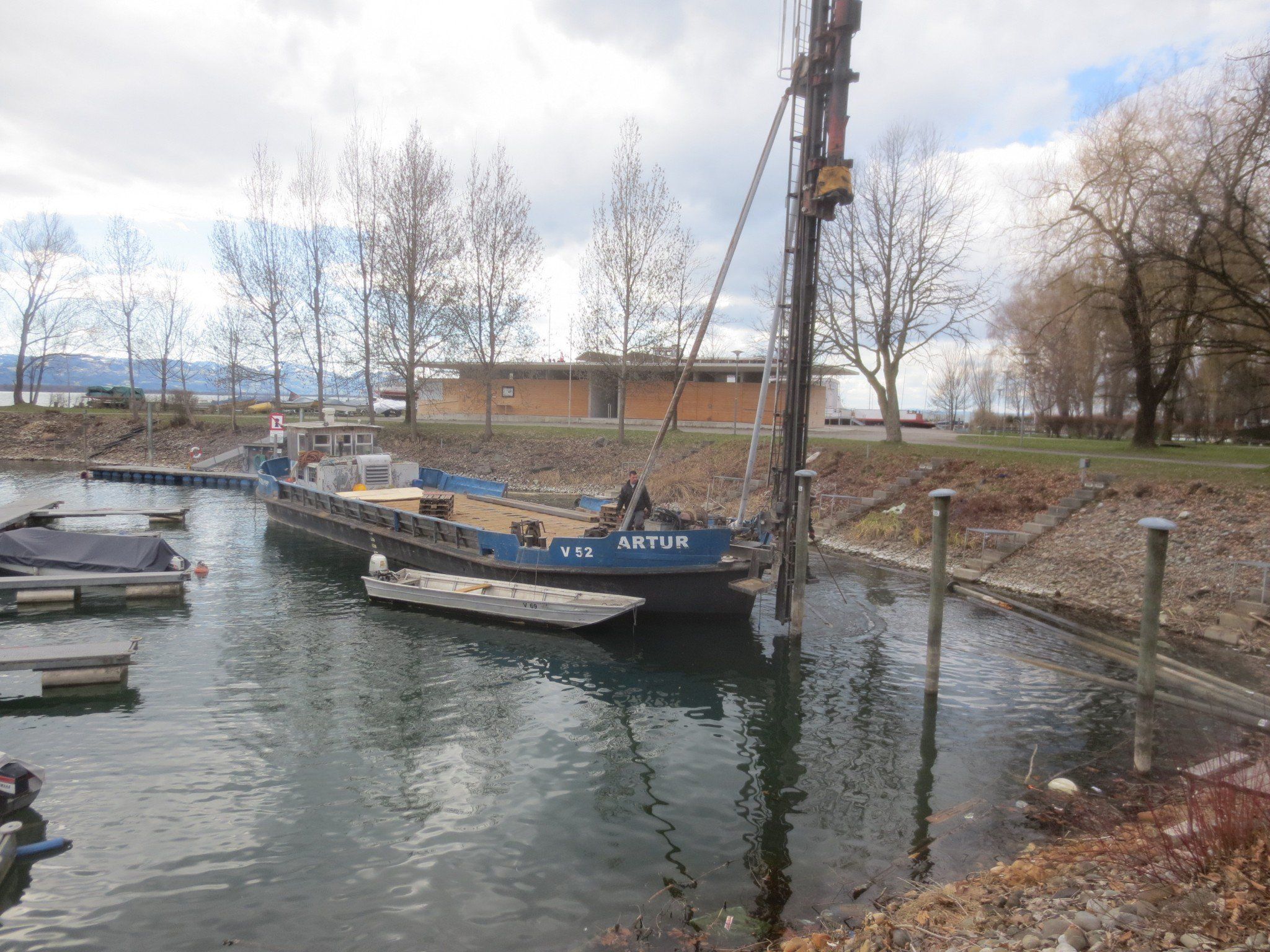 Die alten Holzdalben werden aus dem Wasser gezogen und durch neue langlebige Stahldalben ersetzt. Die alten Holzdalben werden aus dem Wasser gezogen und durch neue langlebige Stahldalben ersetzt.