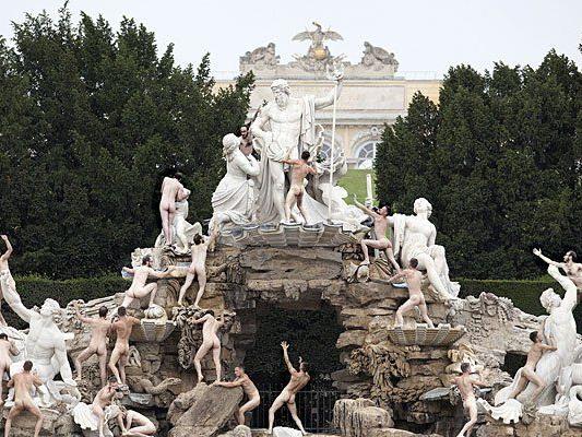 Die Nackten besteigen den Neptunbrunnen in Schönbrunn