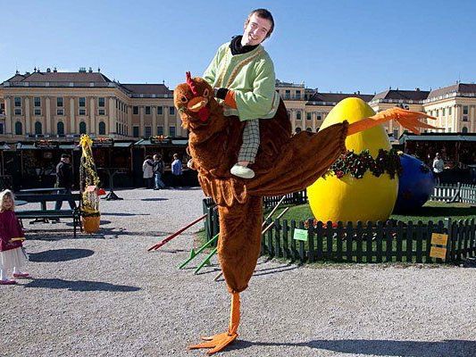 Am Ostermarkt beim Schloss Schönbrunn nicht zu übersehen: Markt-Maskottchen Roberta Huhn Am Ostermarkt beim Schloss Schönbrunn nicht zu übersehen: Markt-Maskottchen Roberta Huhn