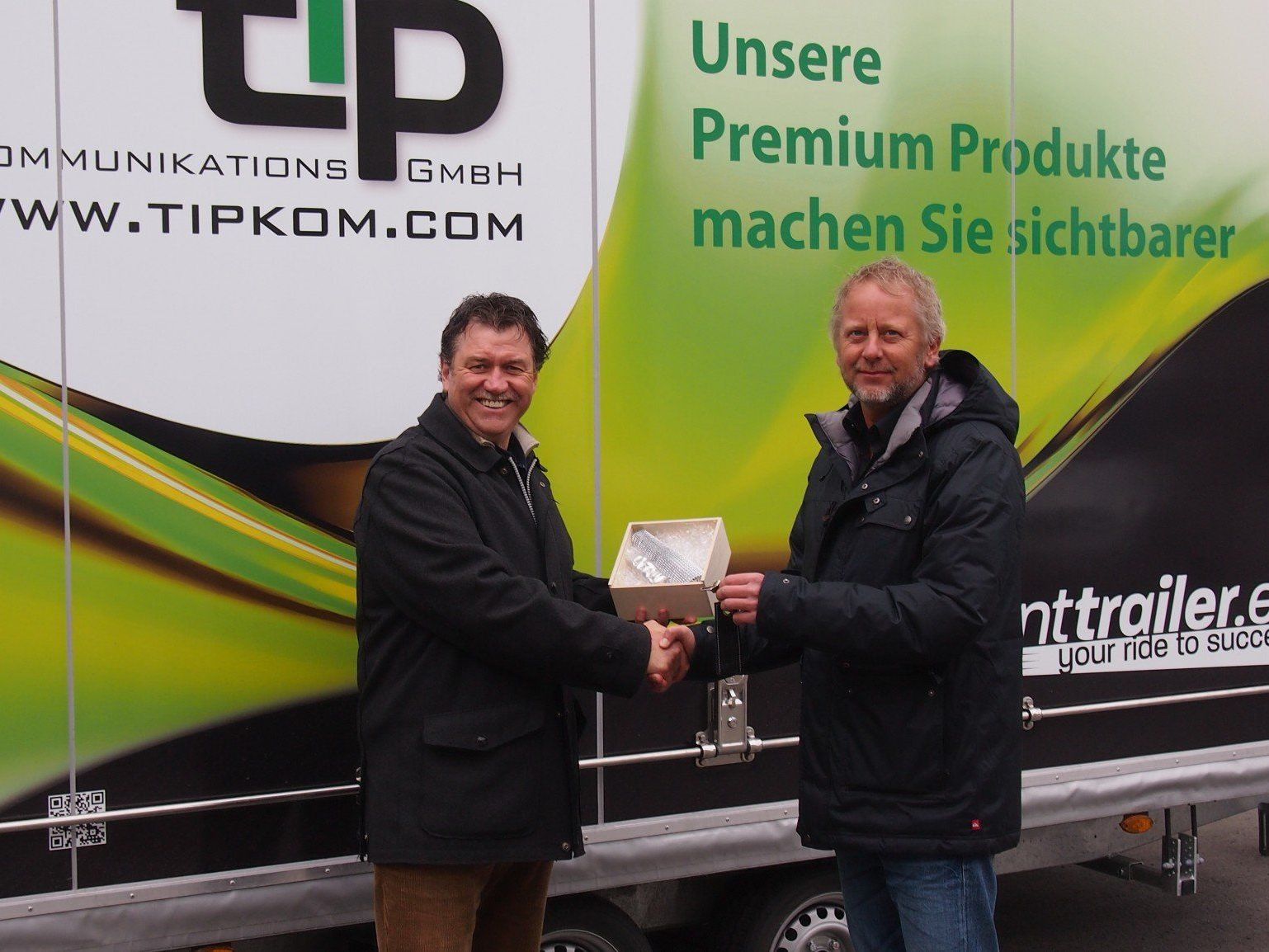 Armin Böhler und Manfred Nareyka bei der Schlüsselübergabe des neuen Eventtrailers. Armin Böhler und Manfred Nareyka bei der Schlüsselübergabe des neuen Eventtrailers.