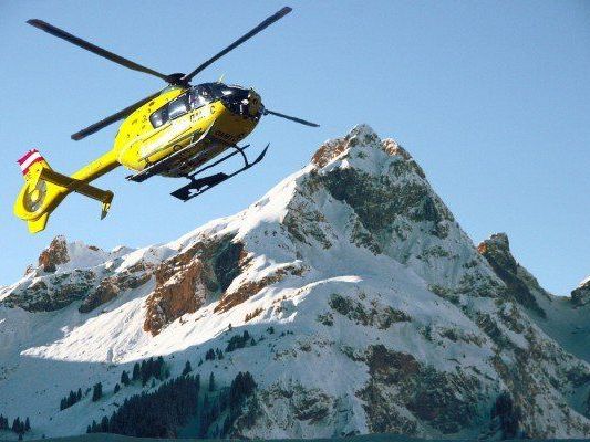 Verletzte Skifahrerin musste mit dem Rettungshubschrauber ins Krankenhaus eingeliefert werden.