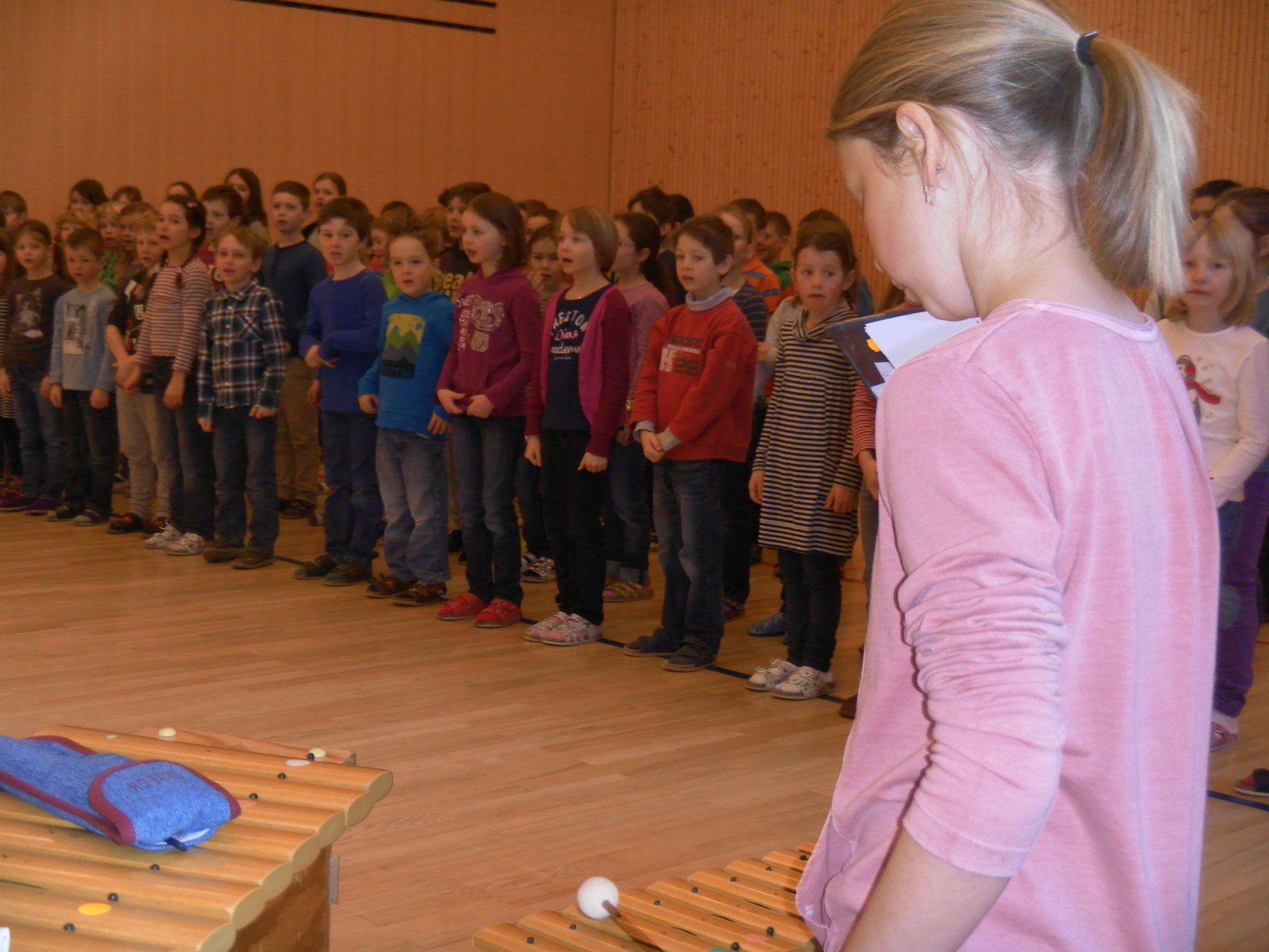 Schüler und Schülerinnen üben für den großen Auftritt Schüler und Schülerinnen üben für den großen Auftritt