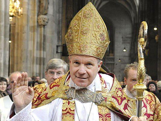 Kardinal Schönborn bei der Palmweihe im Stephansdom - nun wusch er Jugendlichen die Füße
