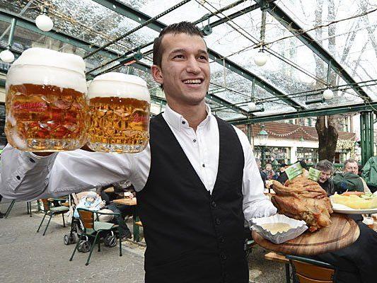 Im Schweizerhaus wird seit heute wieder Bier ausgeschenkt und Stelze serviert