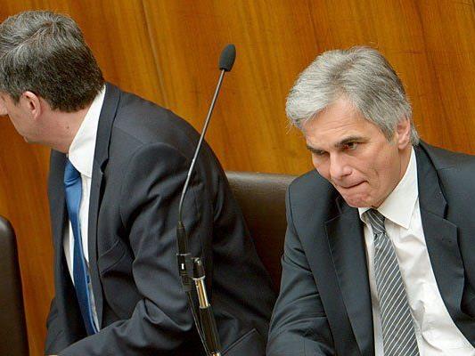 Michael Spindelegger (l.) und Werner Faymann im Rahmen einer Sitzung des Nationalrates am Mittwoch