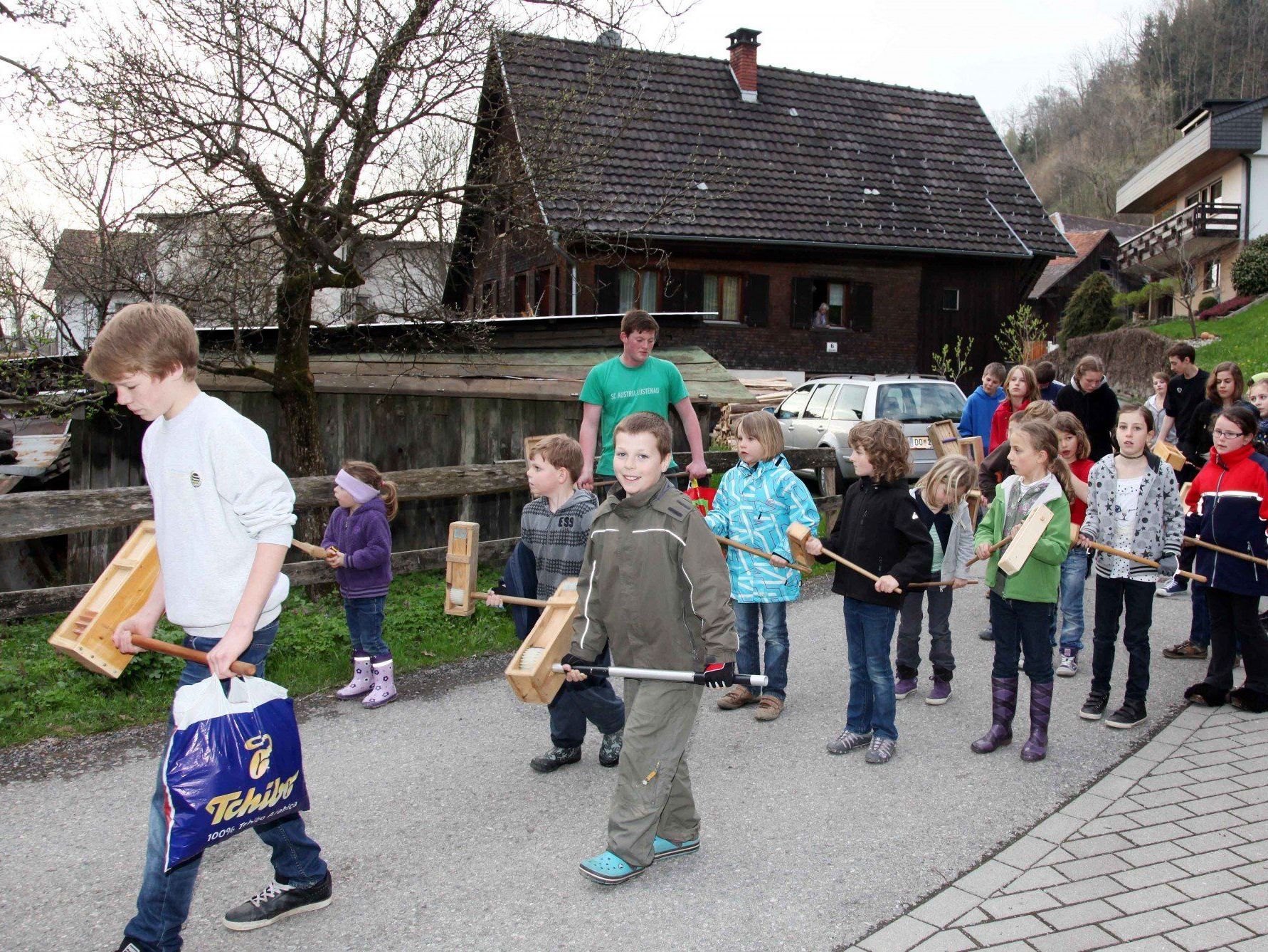 Nach Dornbirner Vorbild sind heuer erstmals so genannte „Ratschen“ am Karfreitag und –samstag in der Alpenstadt Bludenz erklungen. Nach Dornbirner Vorbild sind heuer erstmals so genannte „Ratschen“ am Karfreitag und –samstag in der Alpenstadt Bludenz erklungen.