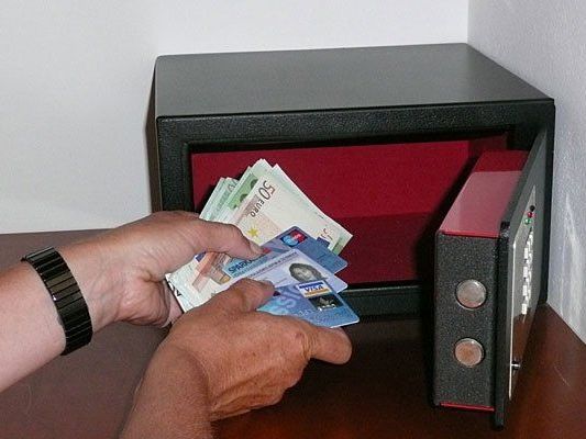 Zwei Pflegerinnen vergriffen sich am Inhalt eines Tresors in Penzing Zwei Pflegerinnen vergriffen sich am Inhalt eines Tresors in Penzing