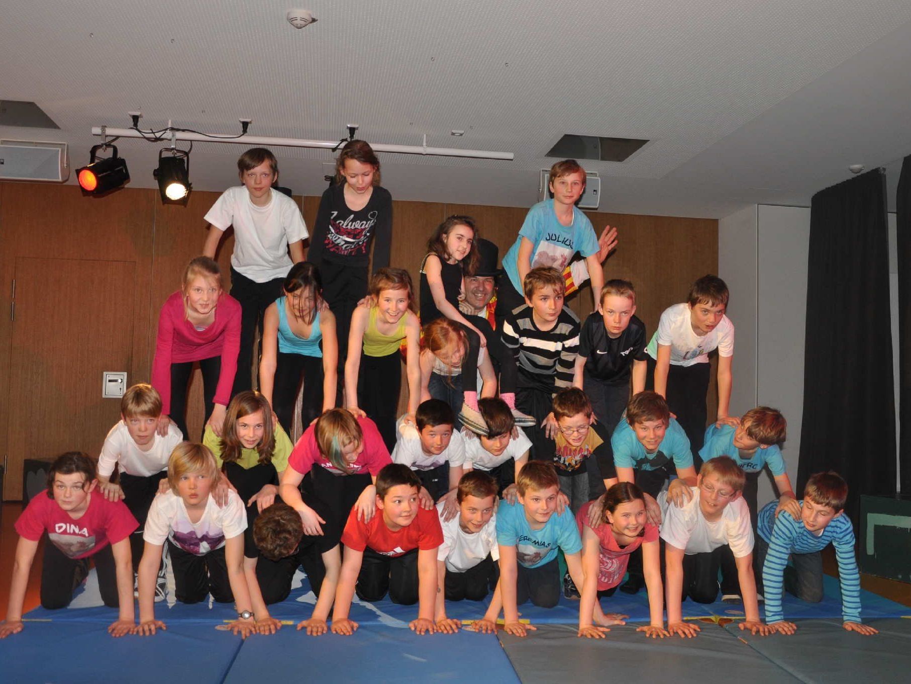 Die artistische Menschenpyramide der Alberschwender Mittelschüler Die artistische Menschenpyramide der Alberschwender Mittelschüler