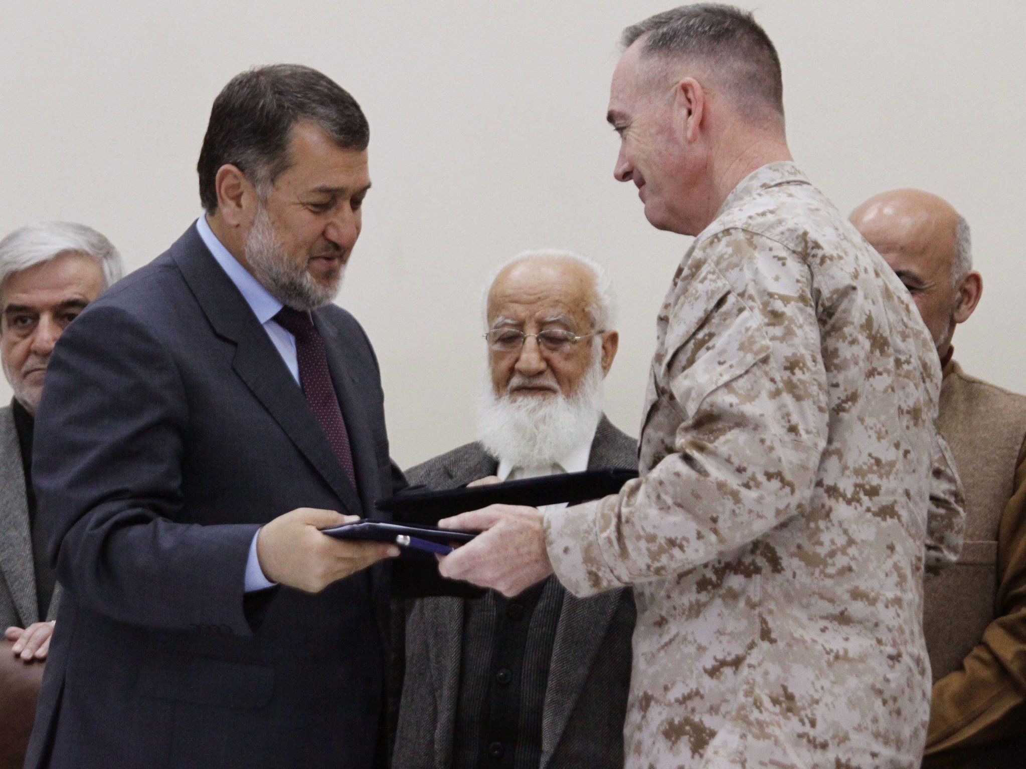 Übergabe ist Zeichen eines "zunehmend selbstbewussten, fähigen und souveränen Afghanistans". Übergabe ist Zeichen eines "zunehmend selbstbewussten, fähigen und souveränen Afghanistans".