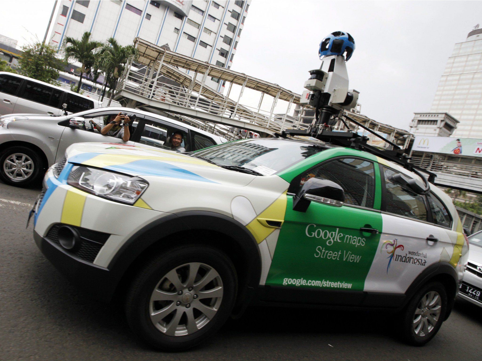 Probleme wegen unberechtigten Mitschnitts von Daten durch Street-View-Kamerawagen. Probleme wegen unberechtigten Mitschnitts von Daten durch Street-View-Kamerawagen.